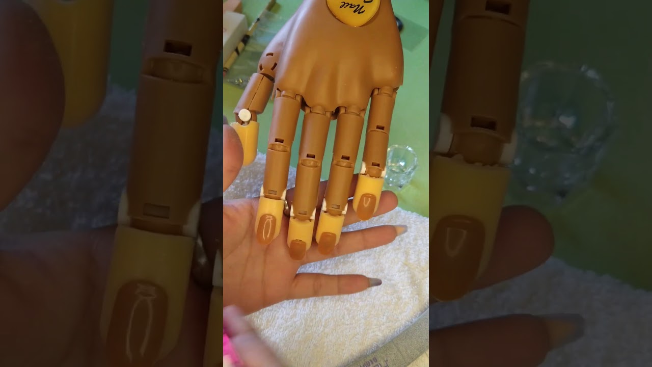 Uñas acrilicas con mano robótica
