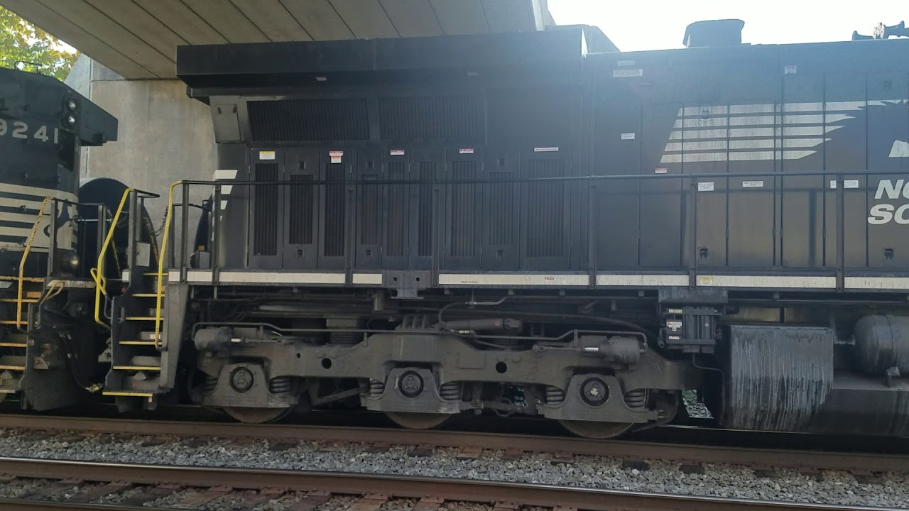 NS AC44C6M #4135 parked in cleona with air compressor kick on