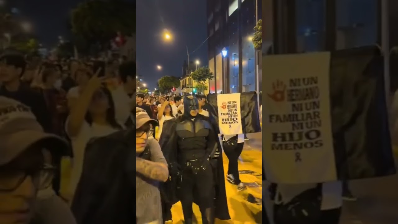 Batman llegó a apoyar la marcha. Fuera los ineptos y corruptos...!  