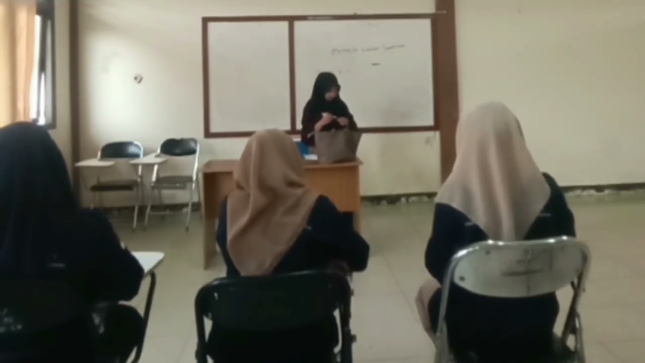 PRAKTIK MENGAJAR BAHASA INDONESIA DENGAN MATERI MENGEJA KATA SEDERHANA 