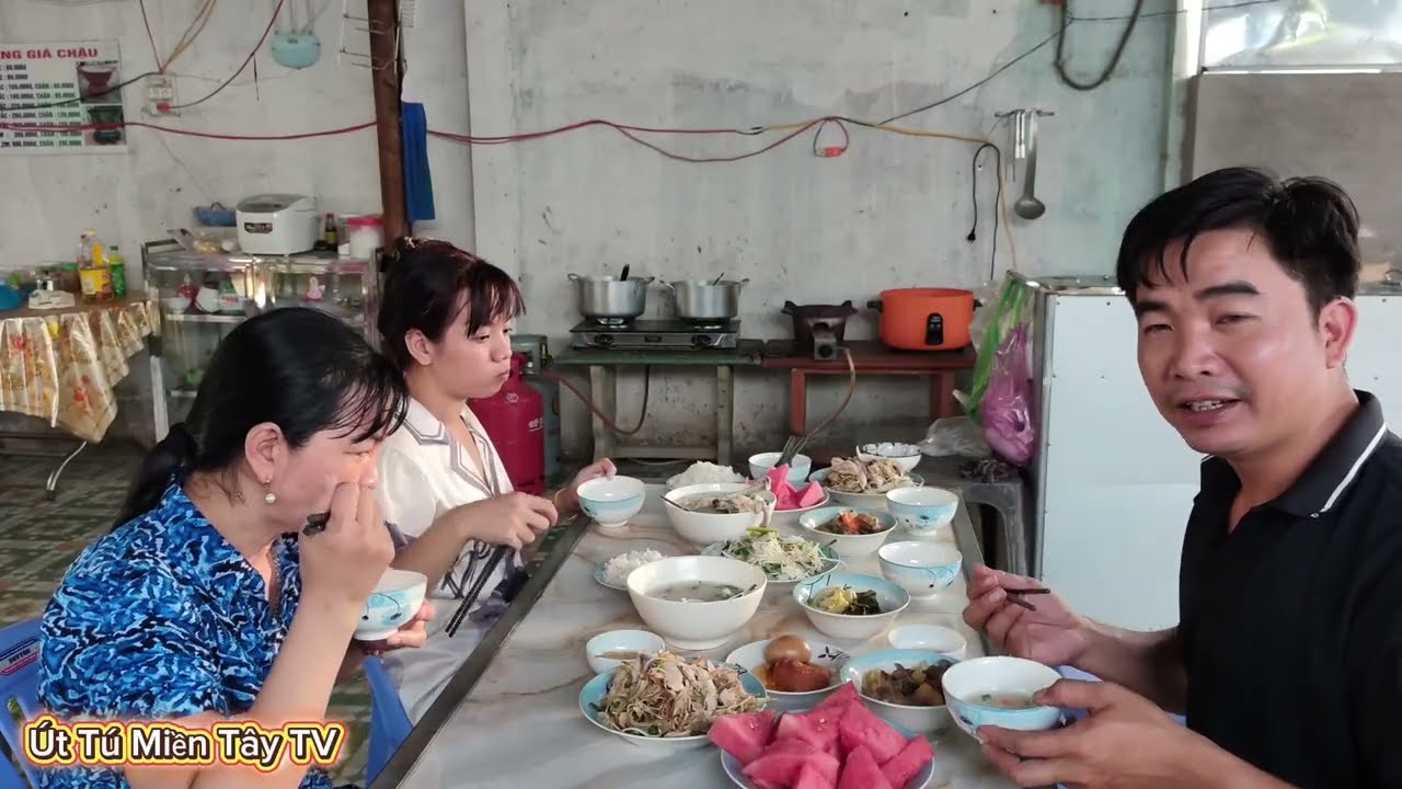 Chị Tư Cúng Rước Ông Bà 29 Tết 