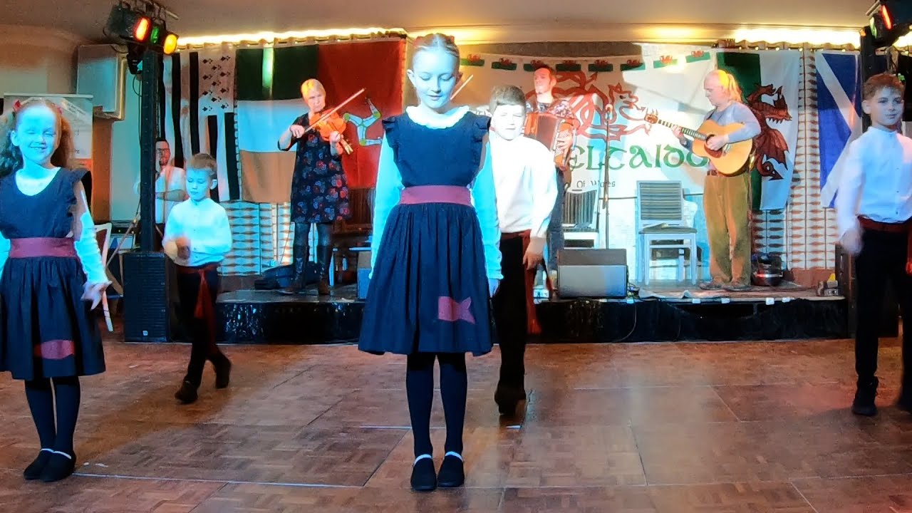 Chyndaa yn Bwoailley:  Manx dancing by Skeddan Jiarg