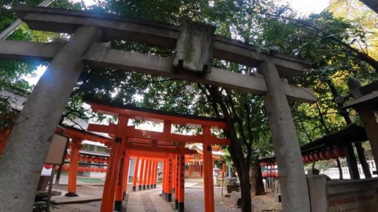 Храм Тоёсака Инари, недалеко от станции Сибуя, 800 лет истории.