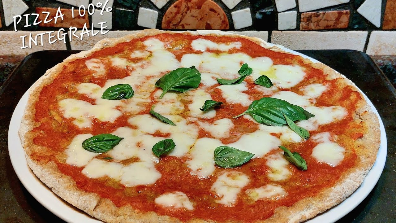 PIZZA  INTEGRALE 100% FARINA INTEGRALE. COTTA IN TEGLIA FORNO DI CASA.