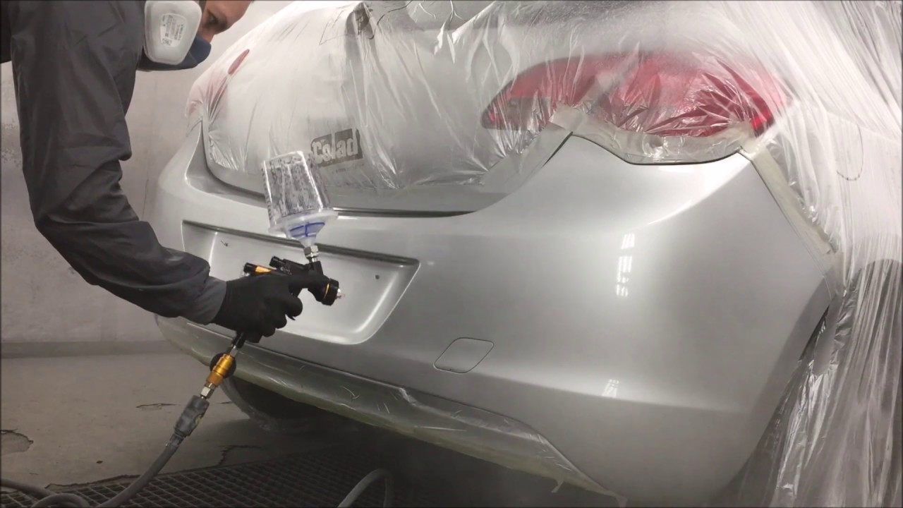 Spraying clearcoat on a bumper with the Devilbiss DV1 Clear