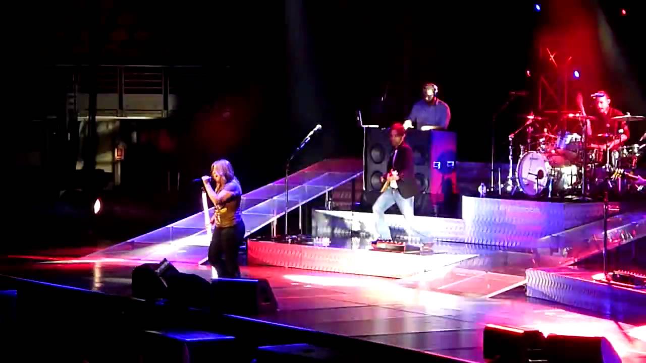 Kelly Clarkson - If I Can't Have You / Can't Get You Out Of My Head @ Acer Arena 17 April 2010