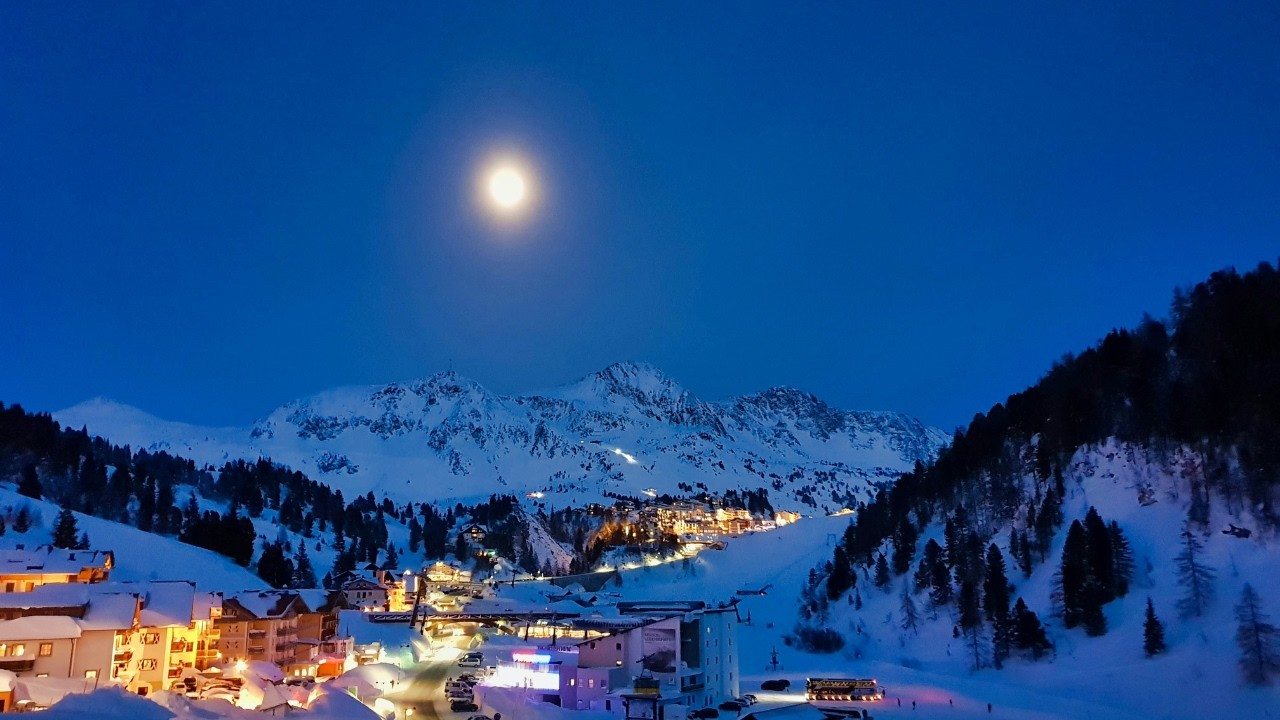 11 Hours of skiing sound & snowboarding &ndash; Ultimate Ski & Snowboard Lodge Background