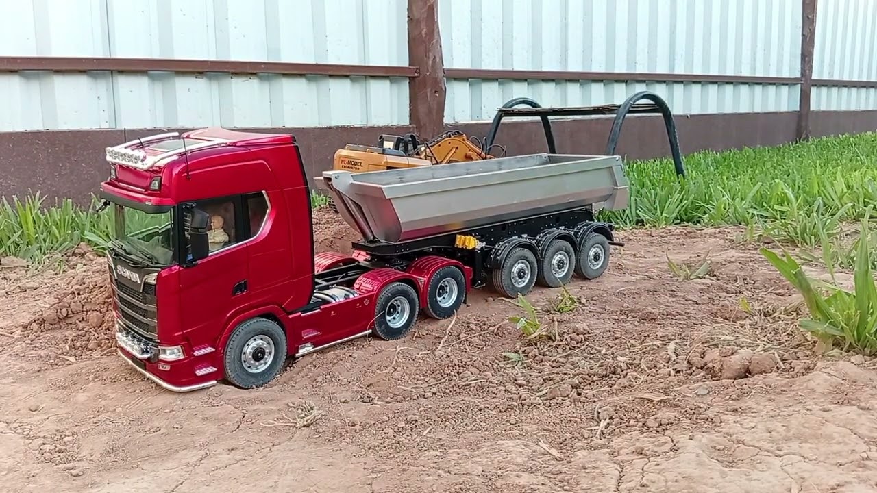 Carregamento de terra com caminhão Scania 770s e volvo l260h e retroexcavadeira huina 