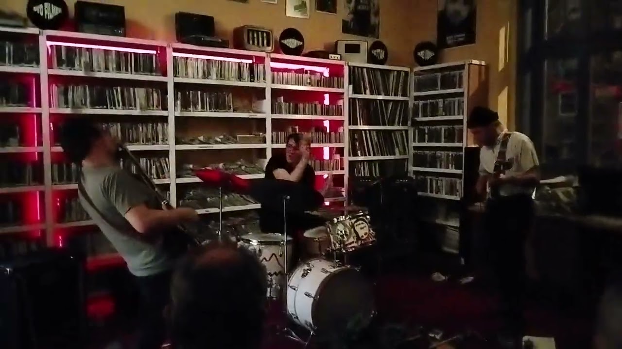 JÜ: Van minden (részlet)