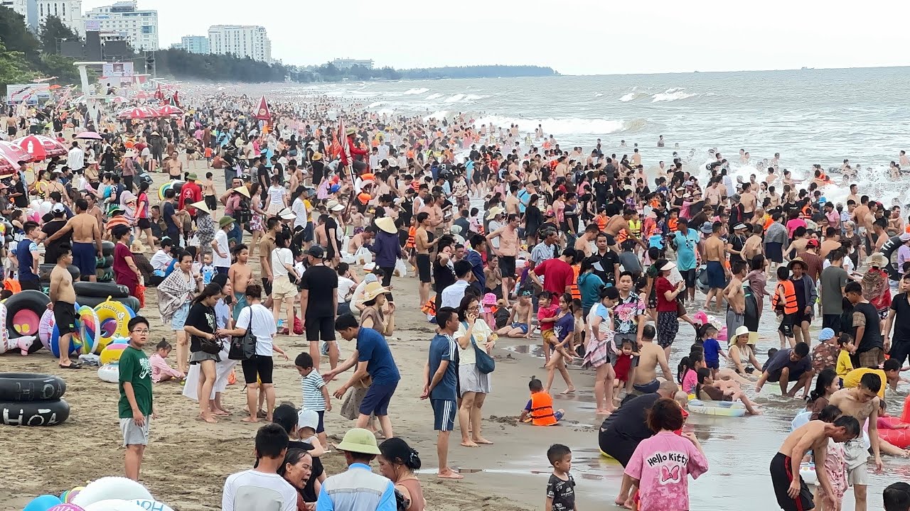 14/6/2025 : Biển Sầm Sơn Khá Là Đông Du Khánh, Lại Là Biển Người Vào Cuối Tuần.!