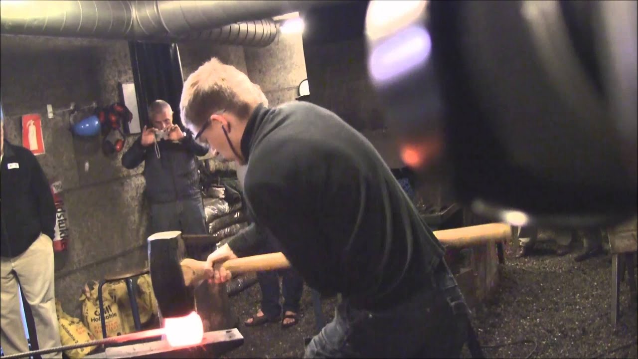 Smedning med 20 kg hammer
