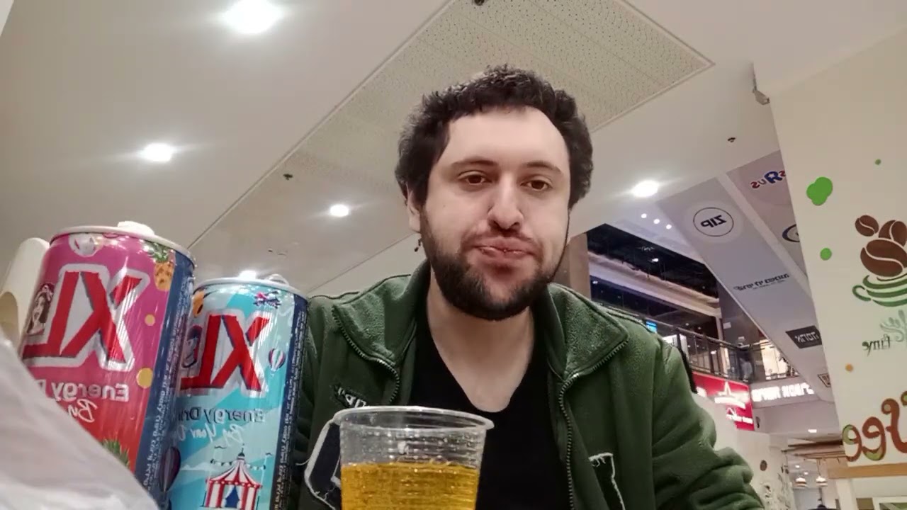 אוכל 3 שניצלים ושותה שתי פחיות של אקסל אחת בטעם מנגו אננס והשני בטעם משמש אפרסק