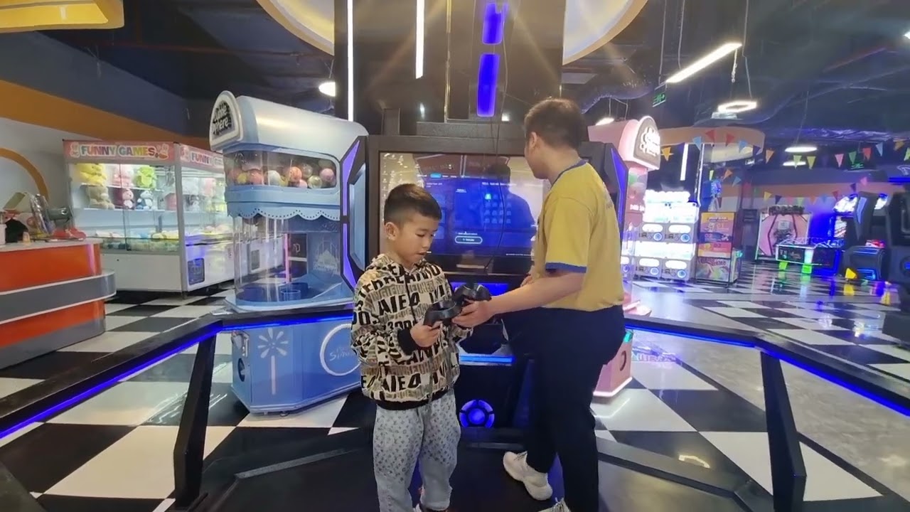 B&aacute; Duy chơi game thực tế ảo ở Vincom Royal City