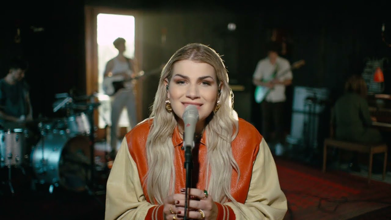 Maddie Zahm - Thanks For Coming Out (Live in Joshua Tree)
