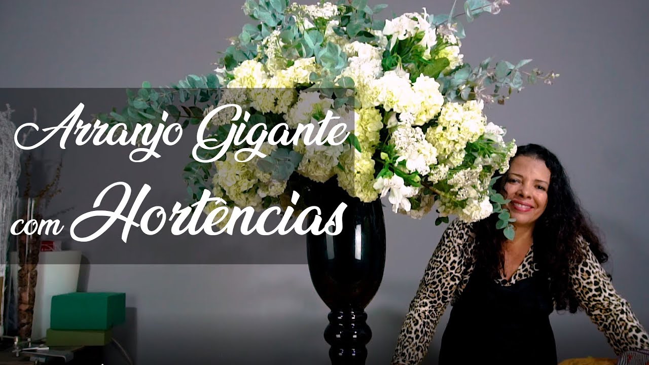 ARRANJO GIGANTE COM HORTÊNCIAS  E ASTROMELIAS