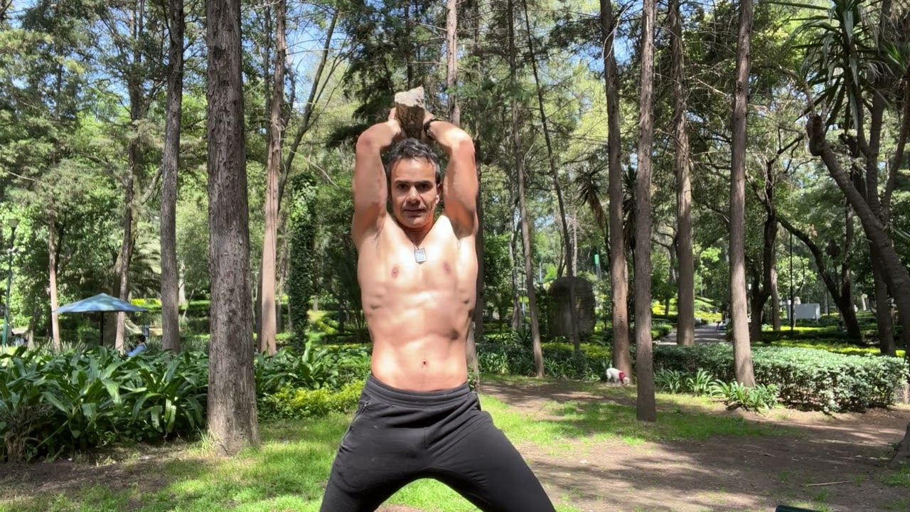 Entrenamiento de brazos con una roca.