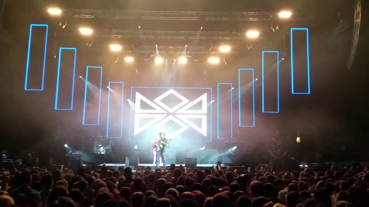 C4 Pedro ft. Manekas Costa - C4 cantou algumas partes de músicas antigas no campo pequeno