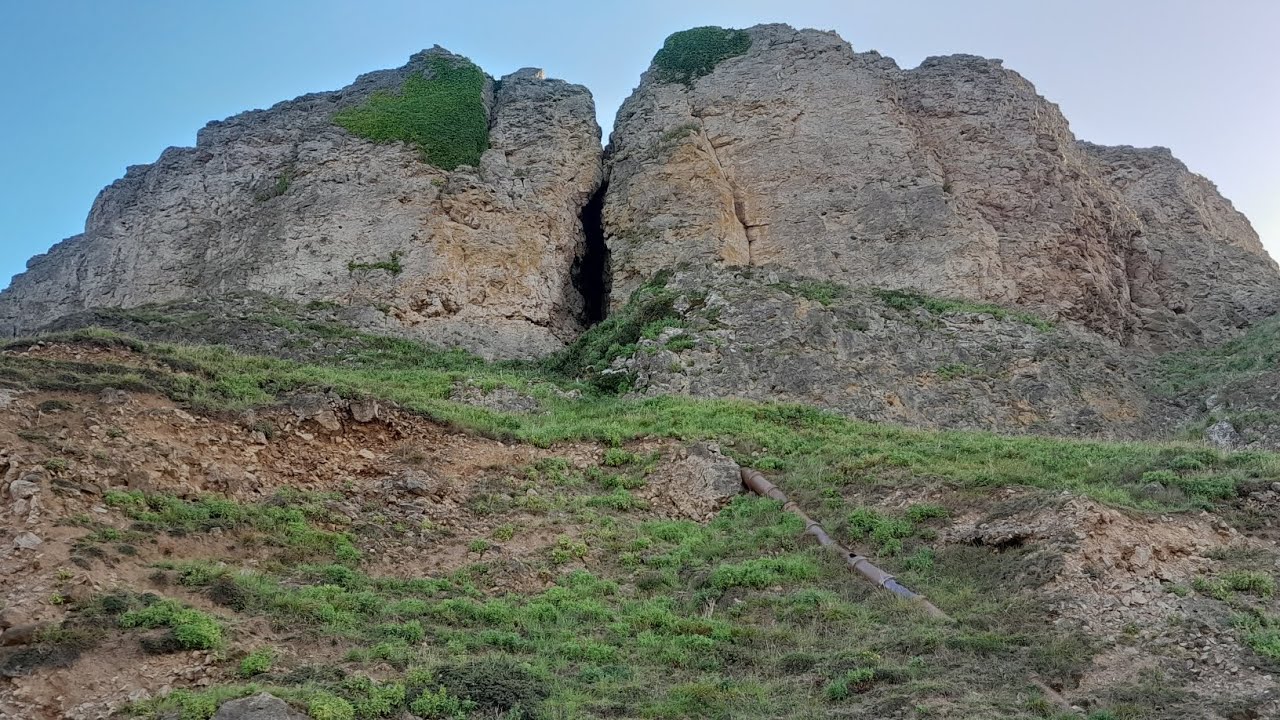 What's inside this cliffside cravice?    🤔🤔🤔 nobody knows?! 🤔 🤔🤔 - Great Orme
