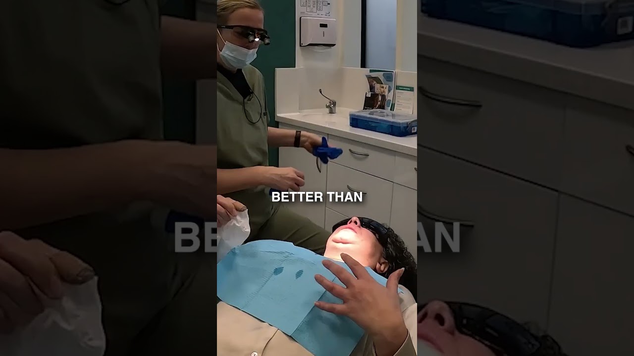 Zaniepokojony pacjent poddaje się czyszczeniu zęb&oacute;w skalerem ręcznym #dentysta #higiena #skaling