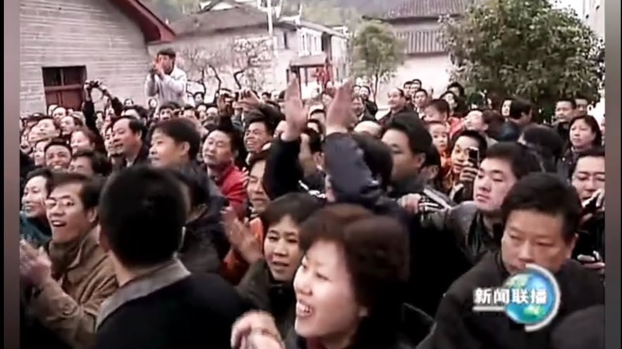2009年胡锦涛总书记在井冈山过春节，现场教学炒栗子、磨豆腐、唱红军歌、和农民拉家常、到超市看物价……一路欢声笑语