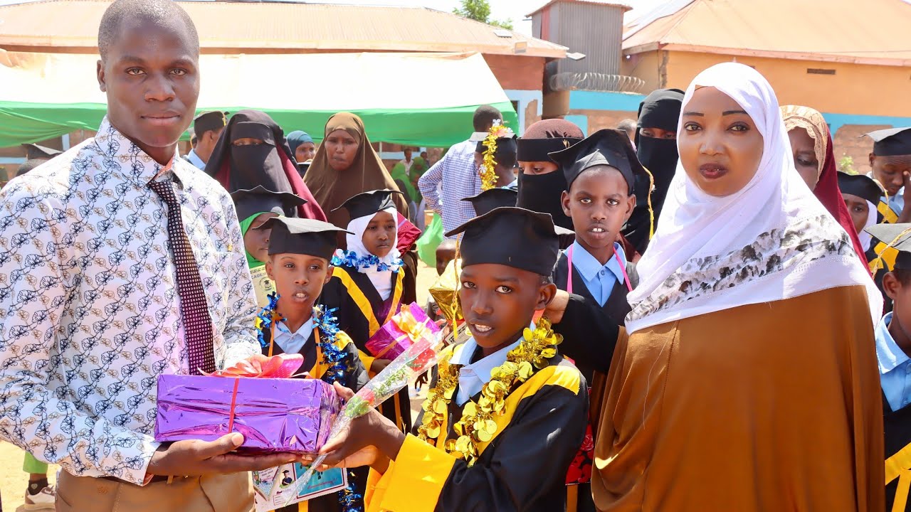 Xafladda qalin jibinta rdayda fasalada hoose ee Iskoolka Qalombi Integrated Academy halkaan ka daawo