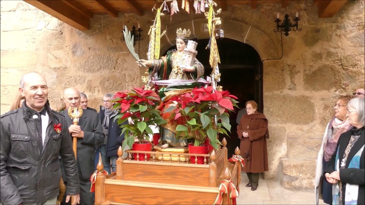 Procesión con los danzantes en las FIESTAS DE SANTA BÁRBARA 2023 en Guijo de Santa Bárbara