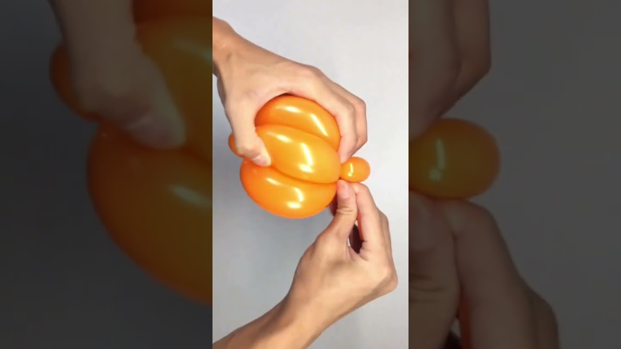 Ghost balloon tutorial 👻 #halloween #pumpkin #tutorial #painting #balloon #balloontwisting #decor