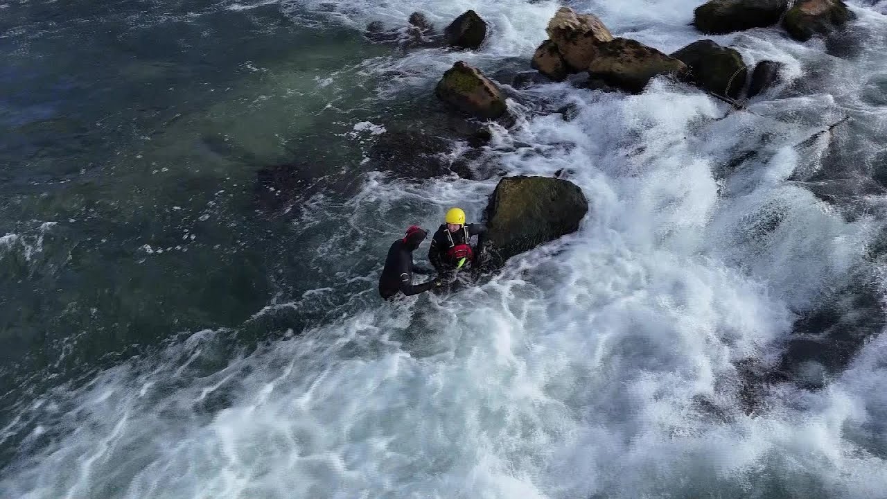 Gefahr im Wasser: Eiskalte Rettung im reißenden Fluss | Feuerwehr Augsburg im Einsatz