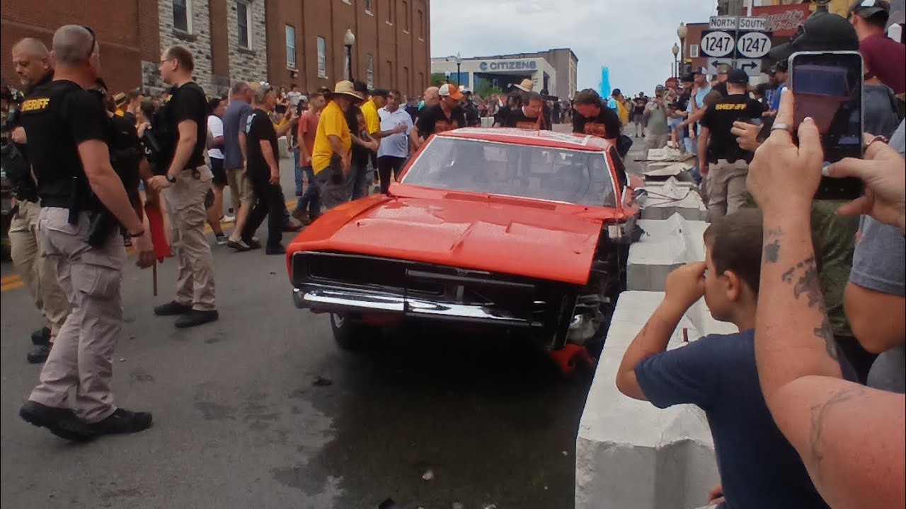 Watch The General Lee Jump The Fountain In Downtown Somerset Kentucky!! #thegenerallee #Carstunt
