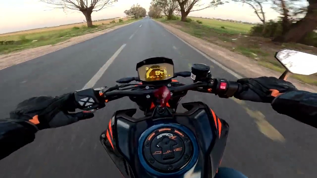 KTM 890 DUKE R AGGRESSIVE BACK ROAD RIDDING