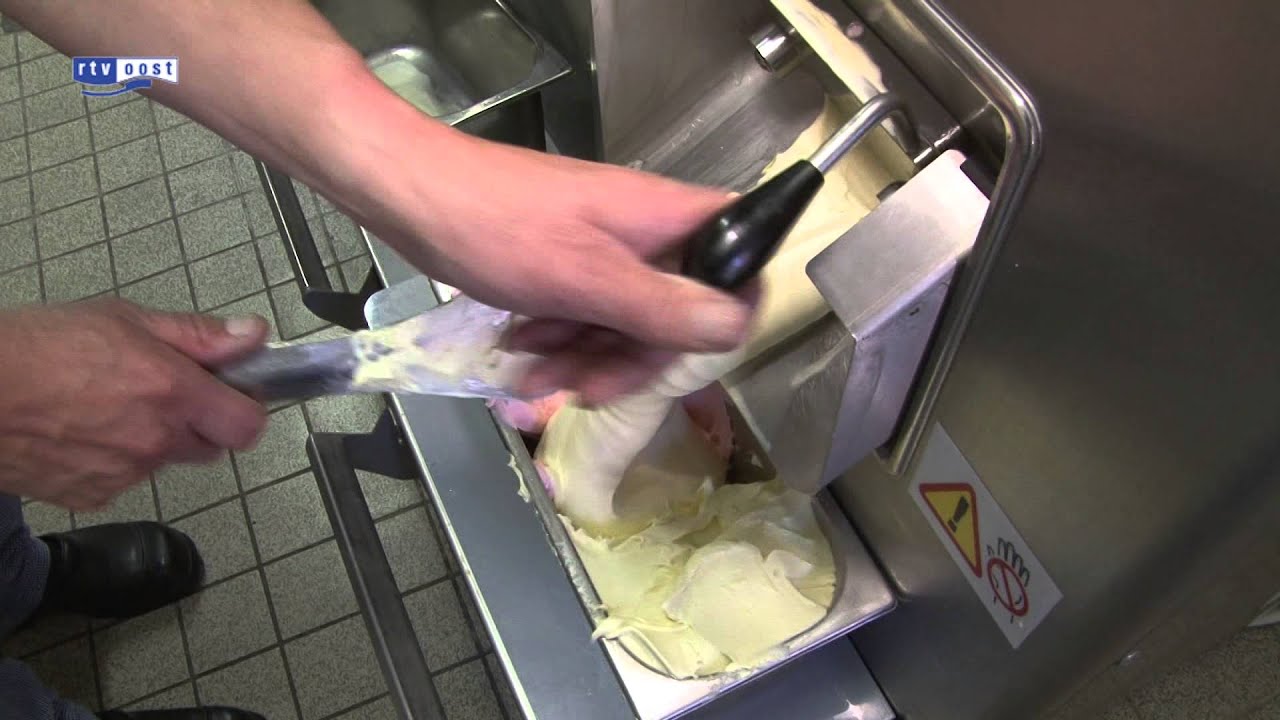 Boschma in Steenwijk bereidt en verkoopt voor het laatst ijs