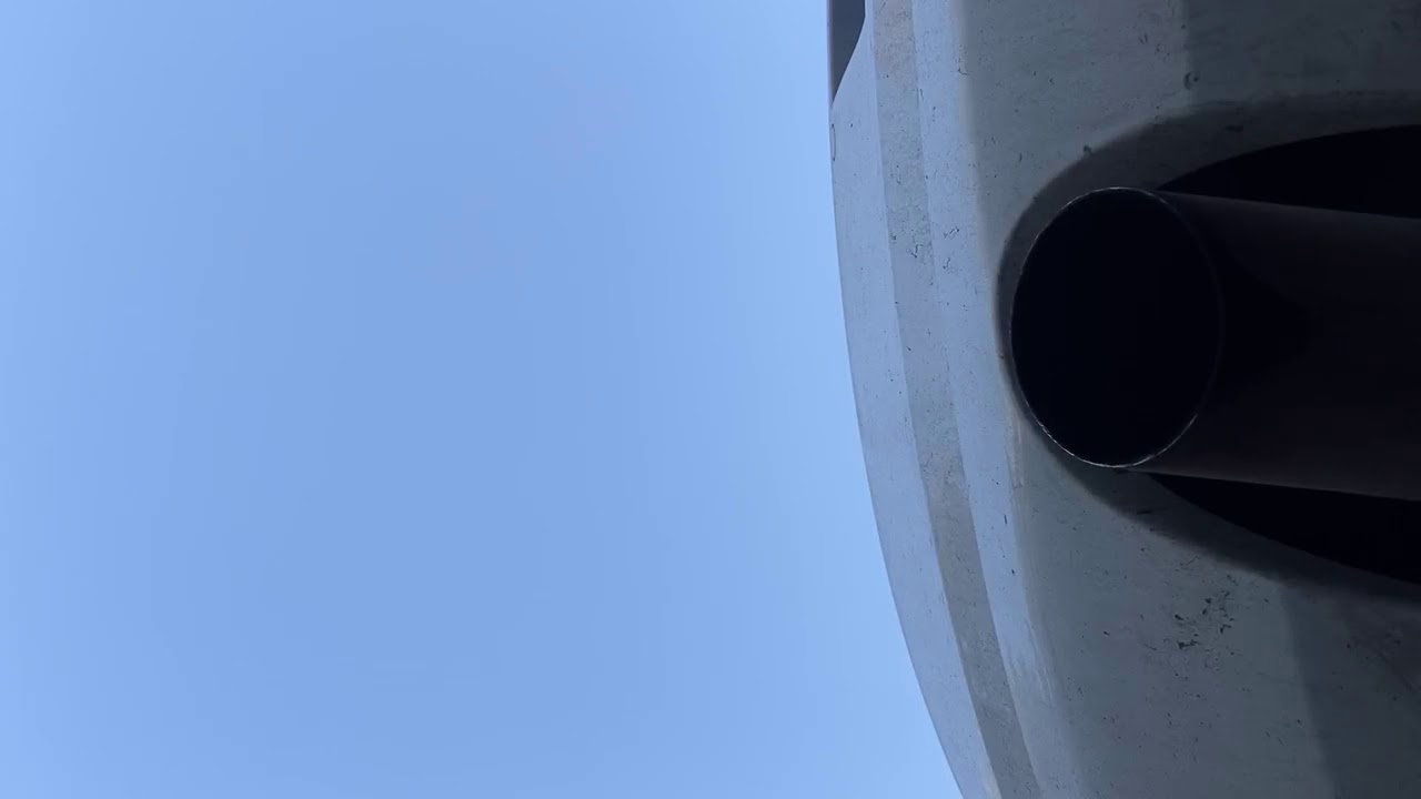 Auspuff schickt Abgase in den Himmel