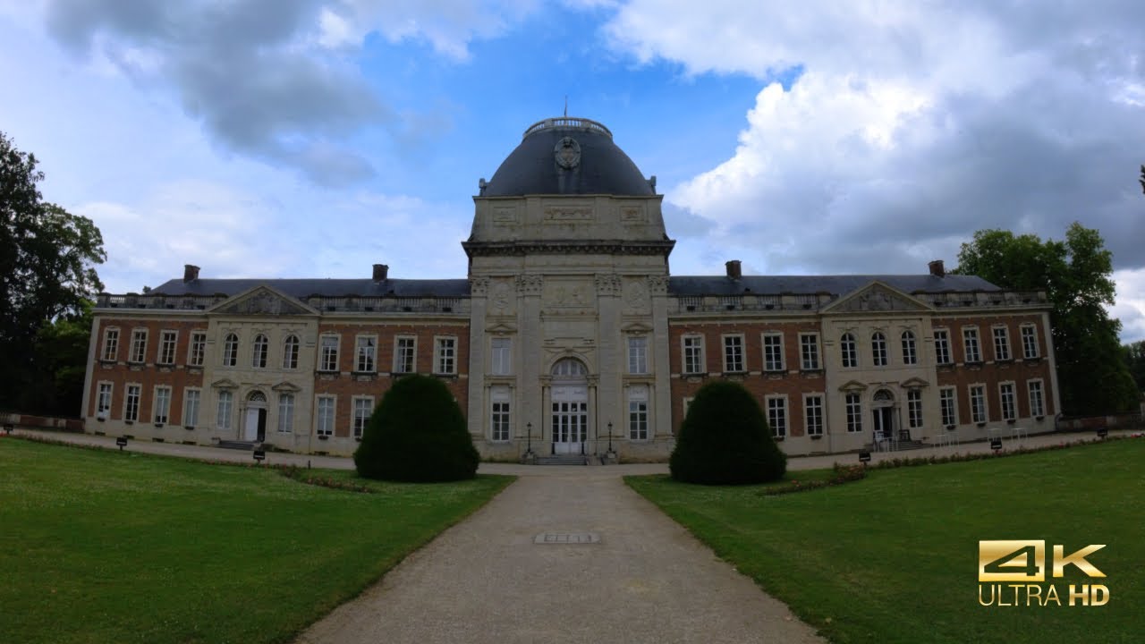 Hélécine castle domain. Relaxing Sunday walk in Hélécine castle domain. ( Belgium, Europe )