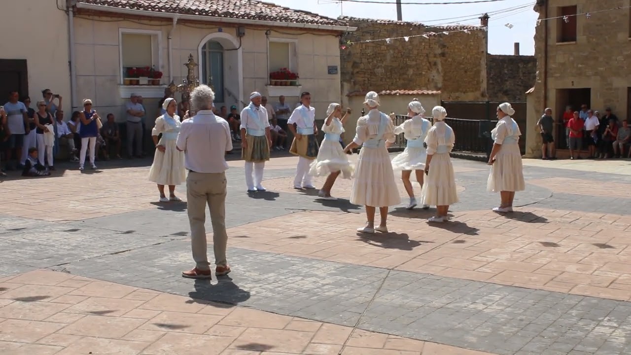 DANZANDO A LA VIRGEN DE BERCIJANA EN LA PLAZA DE LA IGLESIA