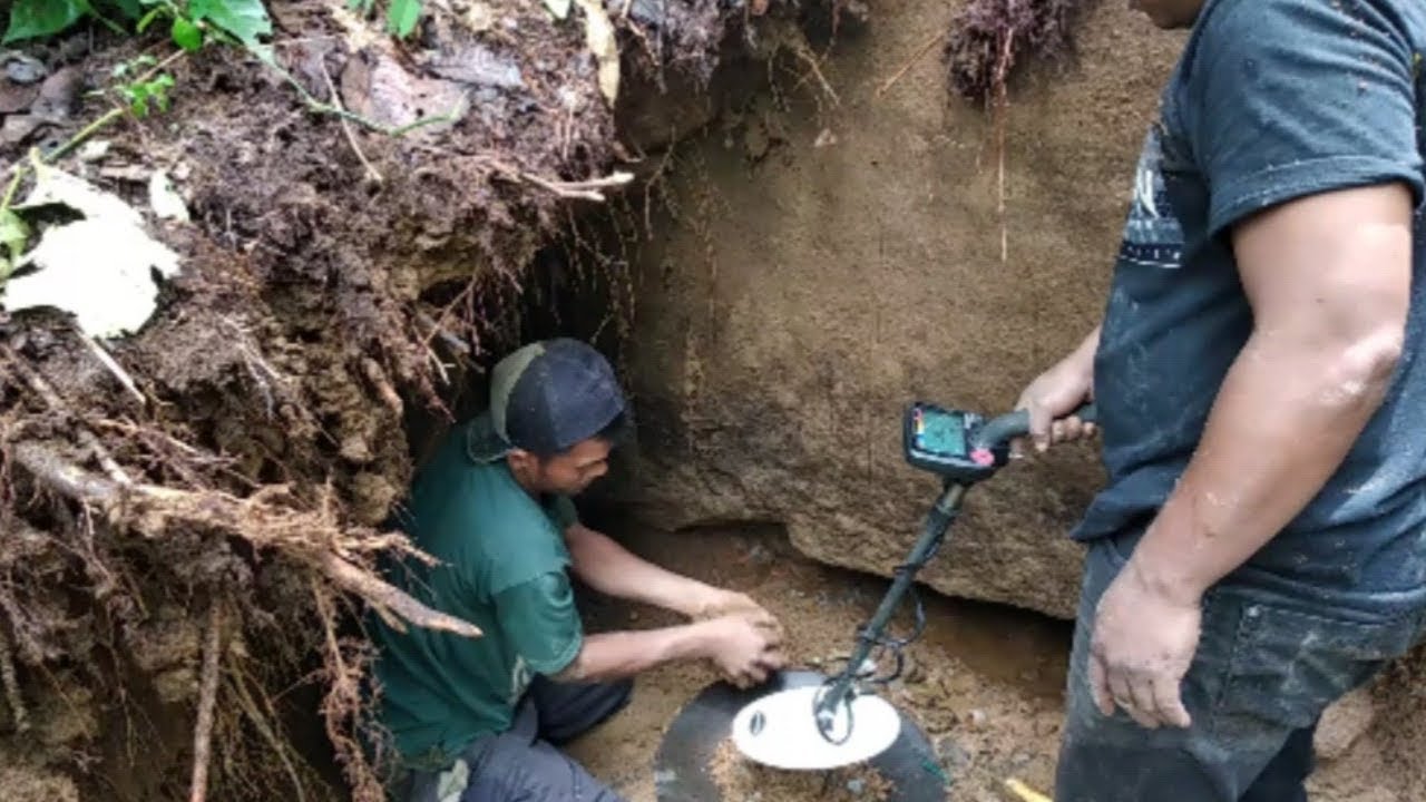 Proses Mencari Emas Pakai Mesin Detector