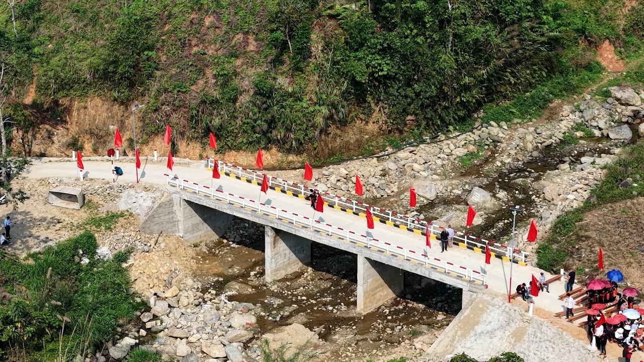 Dự lễ kh&aacute;nh th&agrave;nh cầu Khe Trang c&ugrave;ng anh em team Tiếng Gọi V&ugrave;ng cao