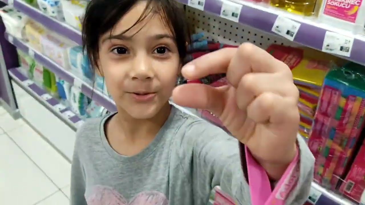 Umay Ve Sıla Gratiste Dudak Kremi Aldı, Gratise Gittik #oyuncak #oyun #gratis