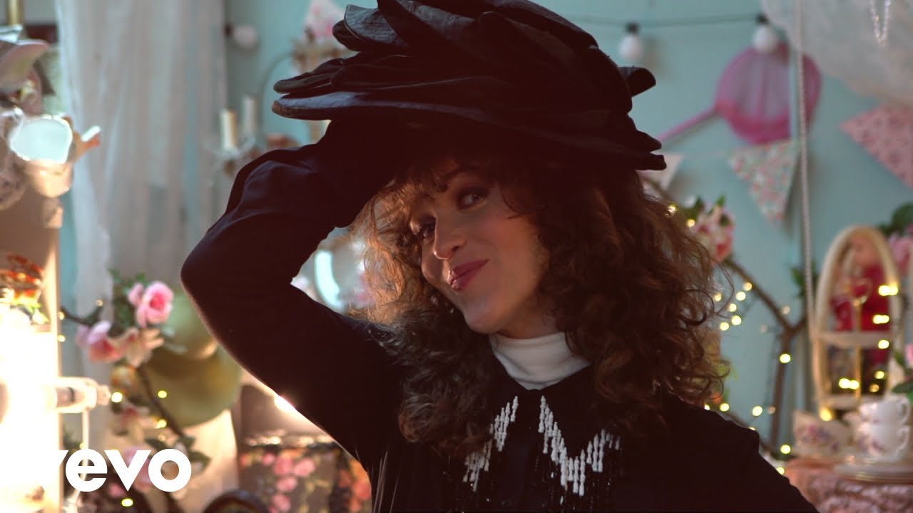 Rae Morris - No Woman Is an Island (Behind The Scenes)