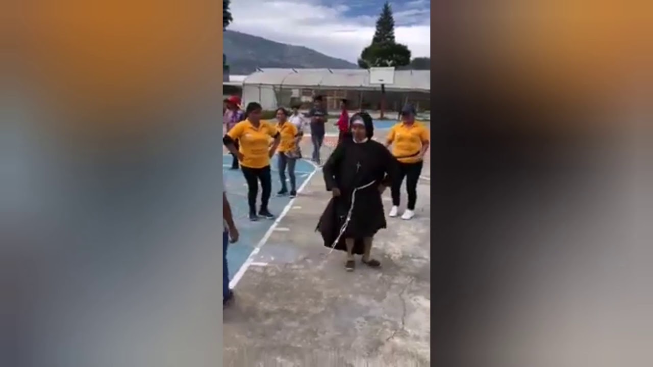 Monjita que baile muy bien el folklore🙏👼