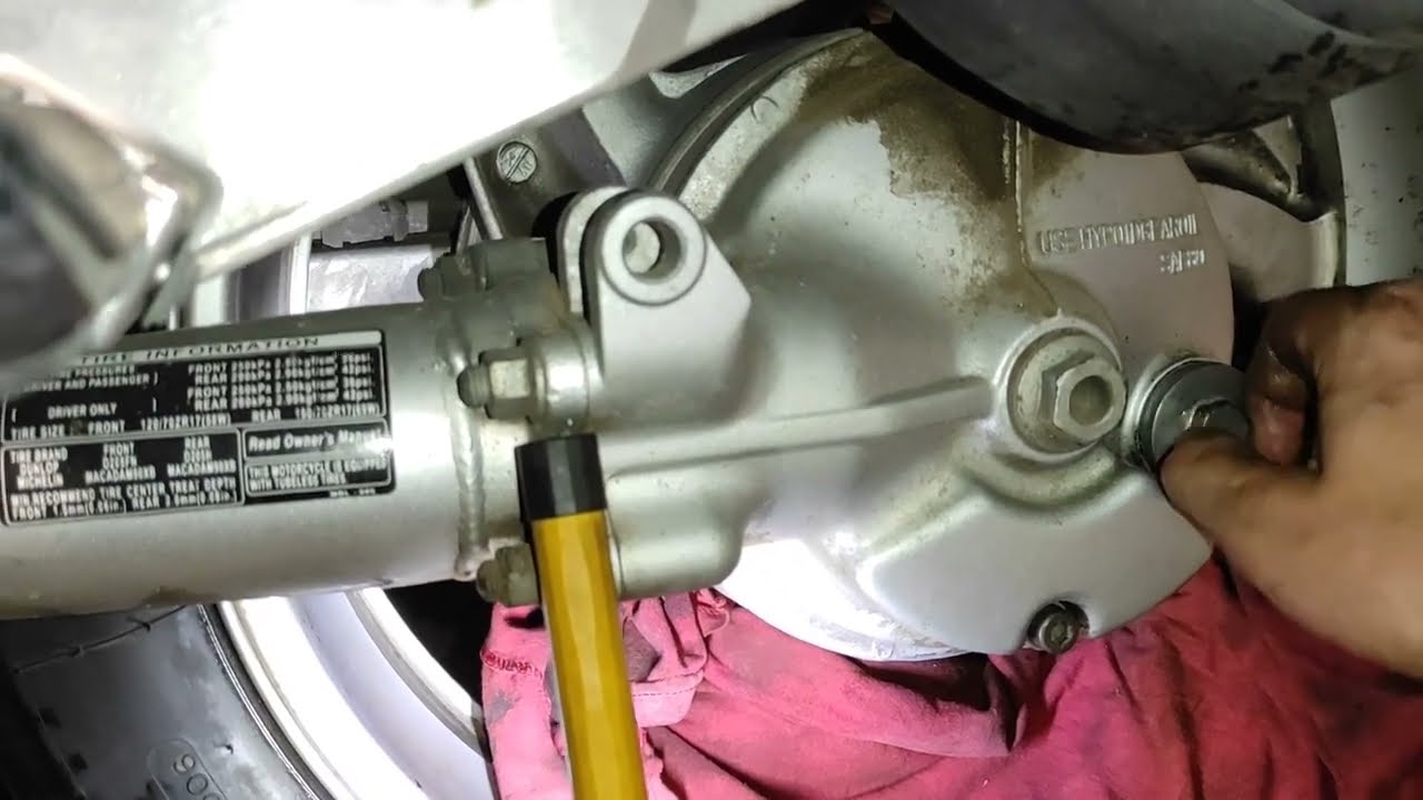 Honda Deauville 650 remont 3. hajtómű olajcsere / gear oil change