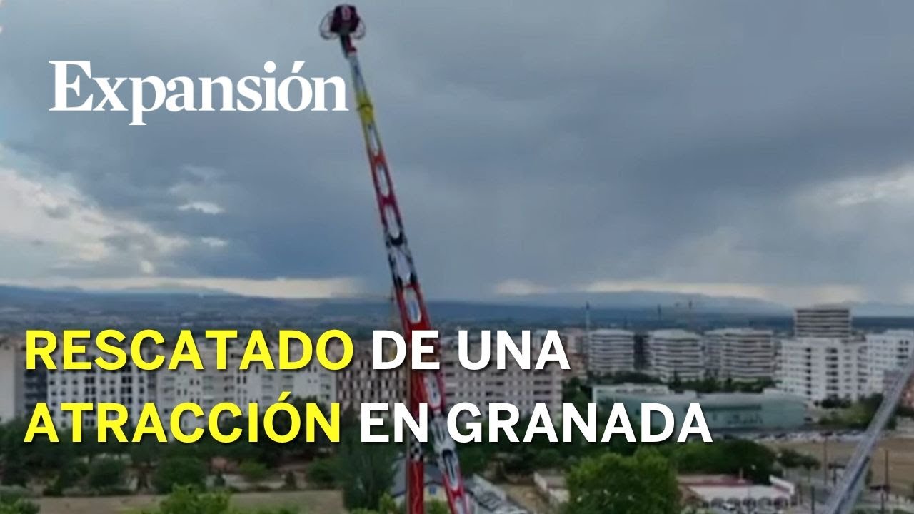 Los bomberos rescatan a un operario atrapado dentro de una atracción en Granada