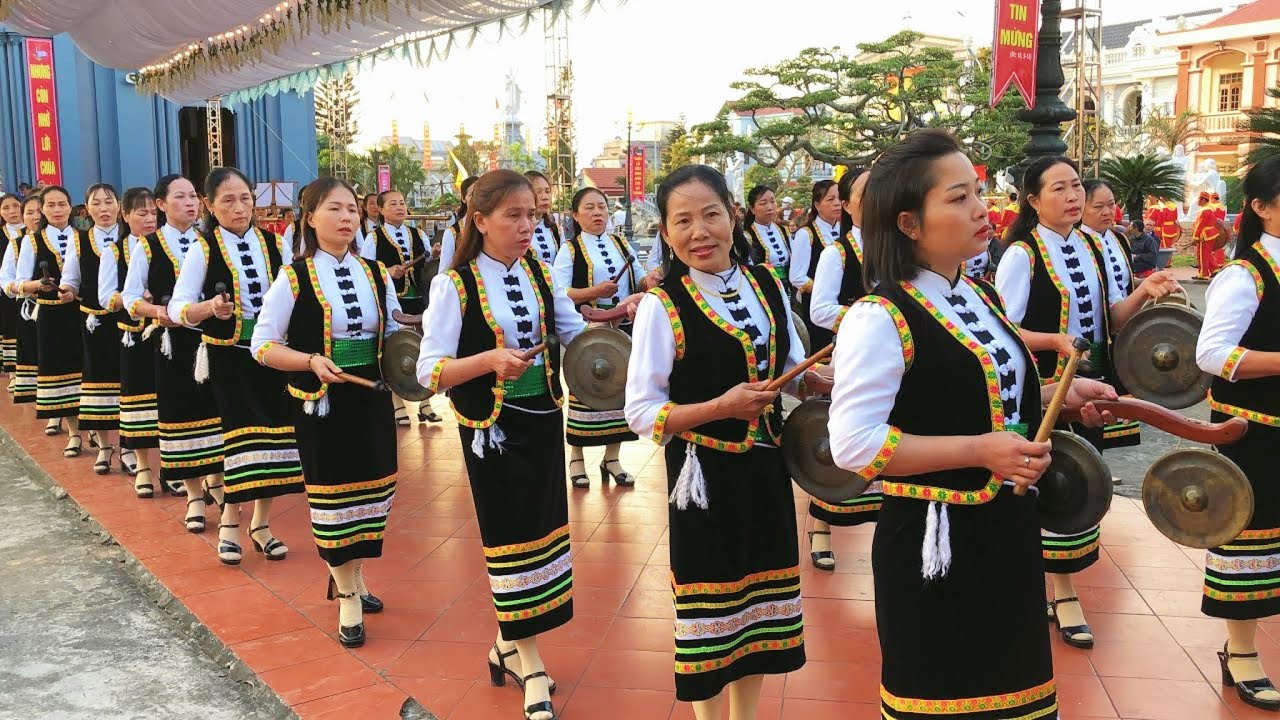 Đón Đoàn Lễ Nghi Vào Dâng Thánh Lễ Đồng Tế Tại Nhà Thờ Giáo Xứ Xuân Dục Giáo Phận Bùi Chu 