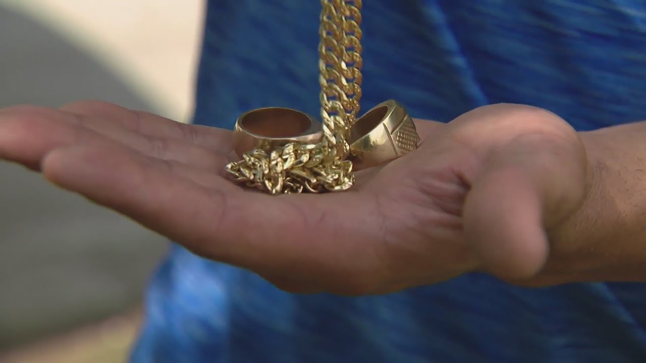 Drivers beware: Roadside scammers offering 'gold' for cash. It’s fake.