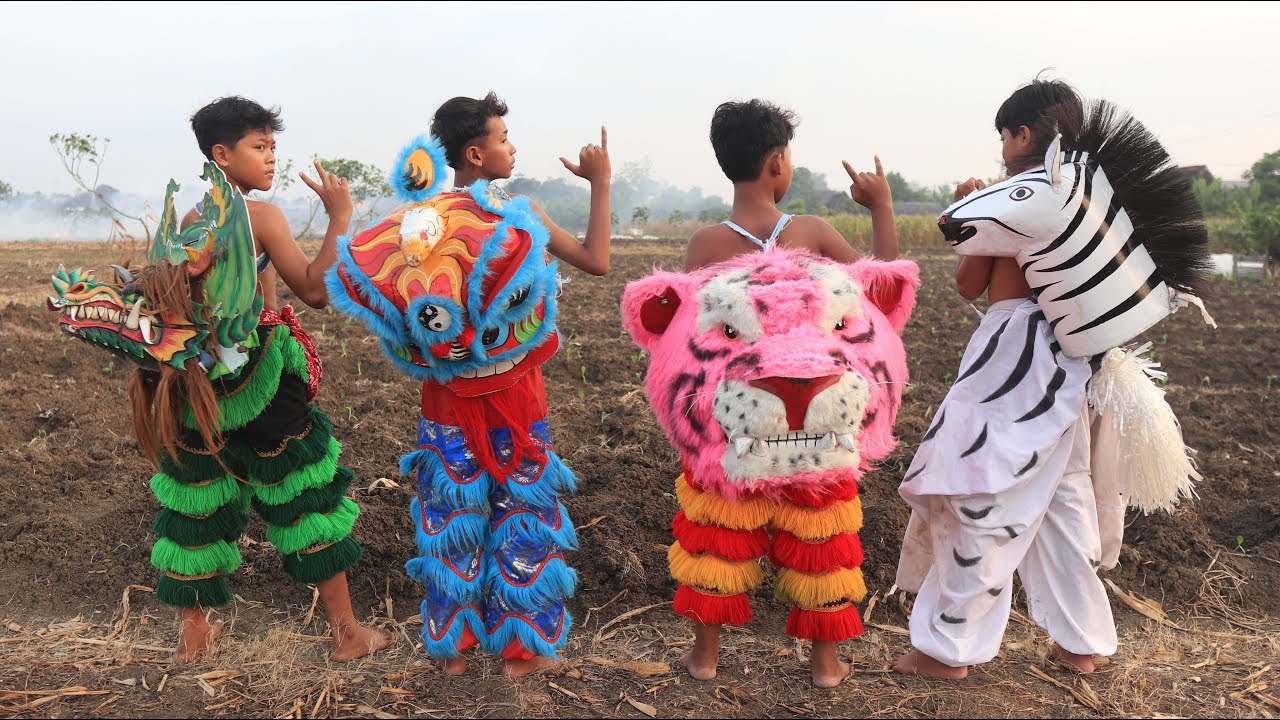 SANG PEMBARONG CILIK MAIN BARONGAN DI SAWAH