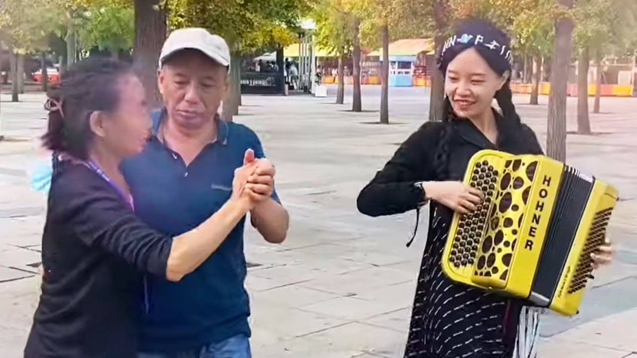 Accordion手风琴女孩给公园双人舞伴奏，一首探戈经典音乐，大妈直言：你明天还得来！【李楚然手风琴】