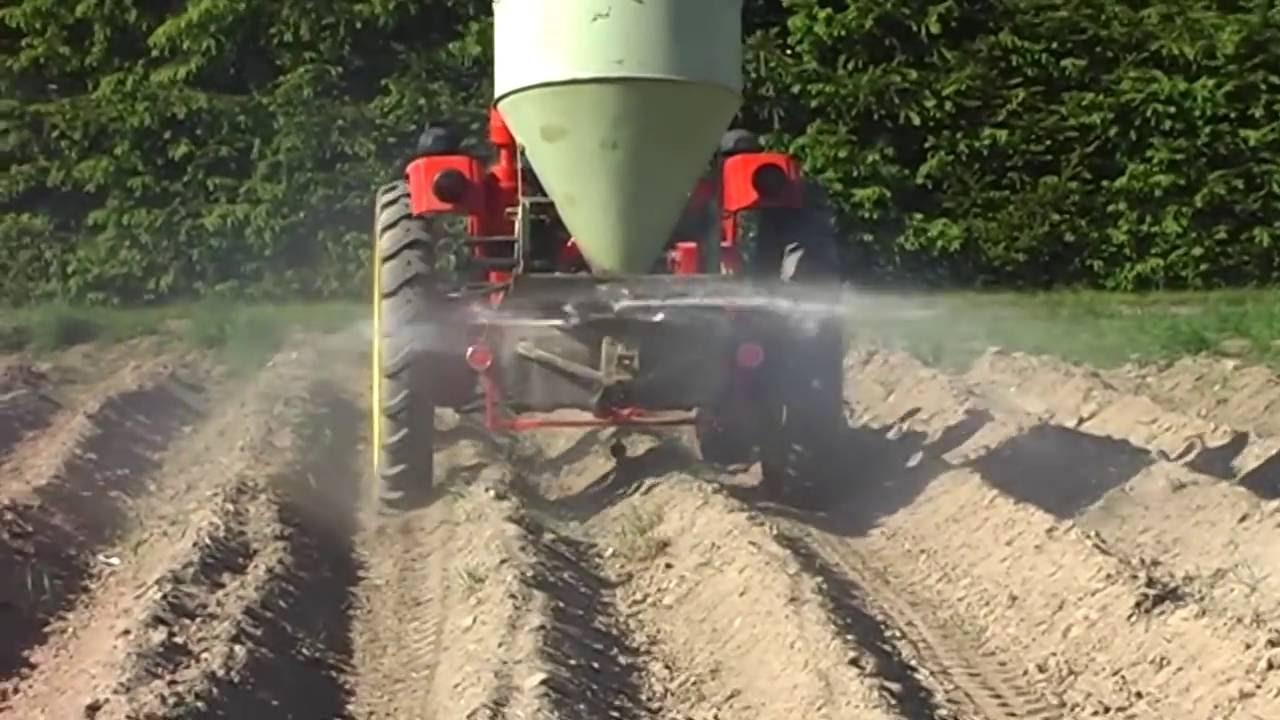 RS 09 (2 válec, 1964) - rozmetání hnojiv 2011
