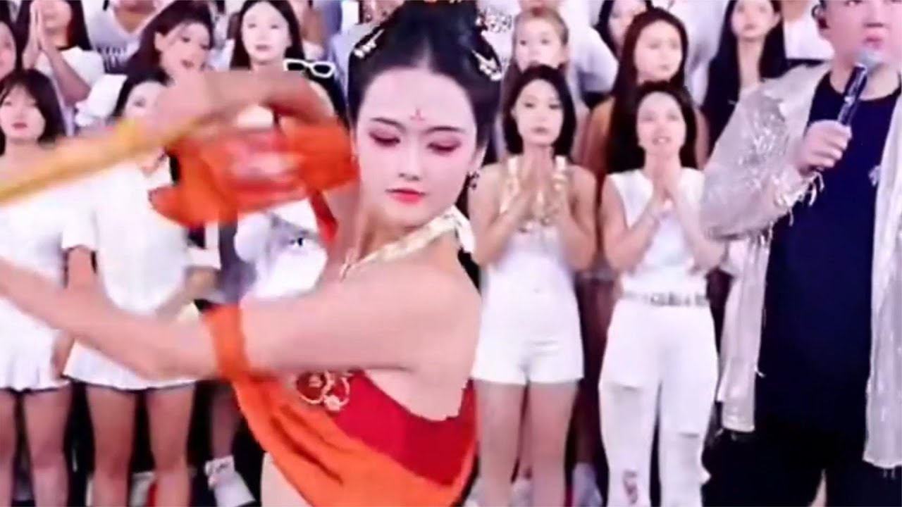 恒大歌舞团领舞林丹丹和她的姐妹来台上跳舞，太美了吧
