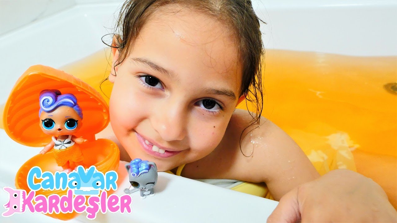 Çocuklar için eğlenceli video. Selin banyoda LOL Bubble Surprise açıyor. Oyuncak açılımı.