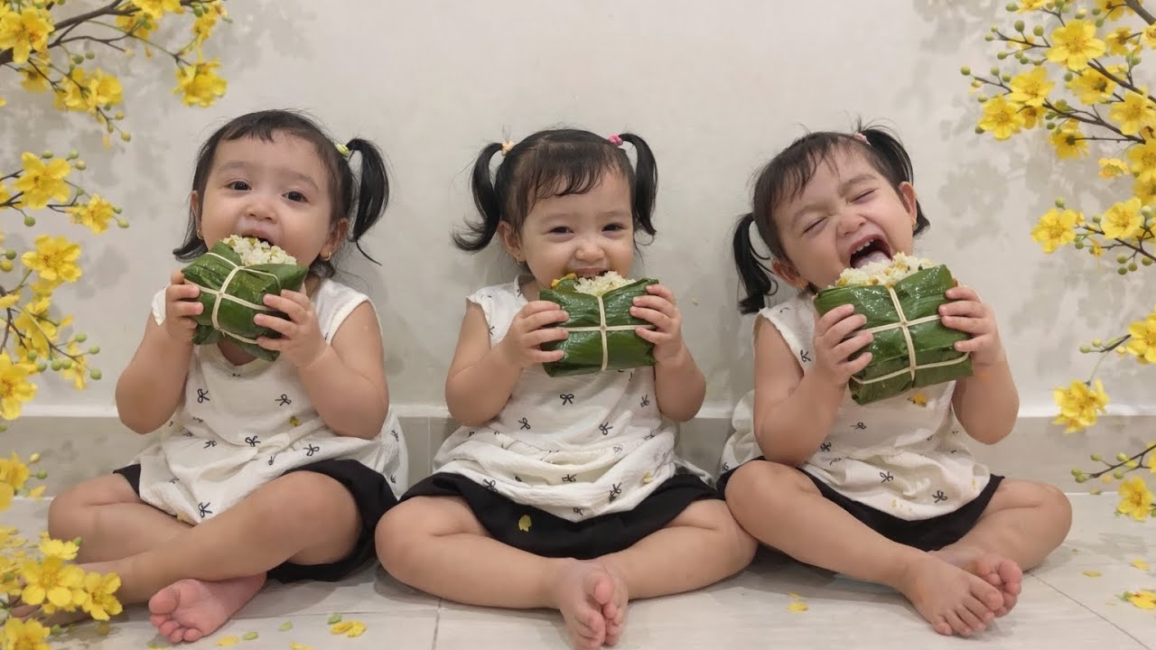 Ba bé sinh lần đầu thưởng thức bánh chưng ngày Tết 