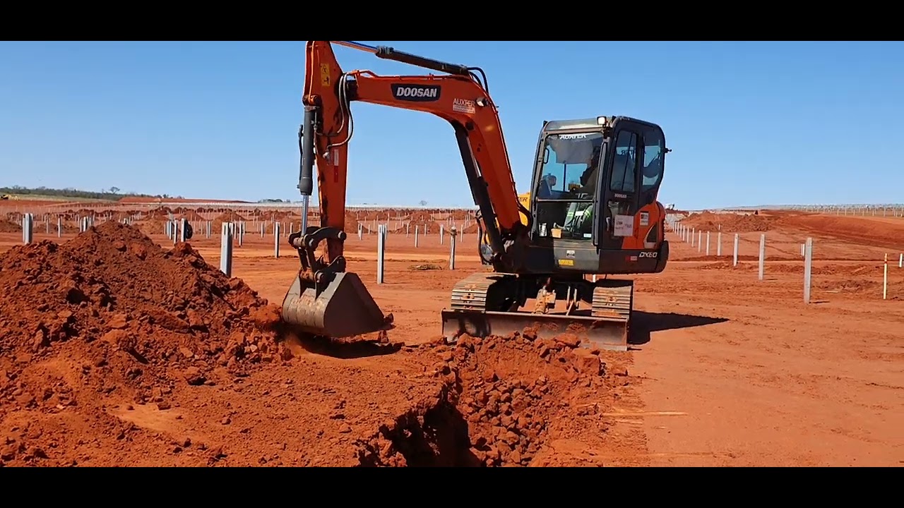Mini Escavadeira Doosan Dx60 Abrindo Valas (Usina Solar).